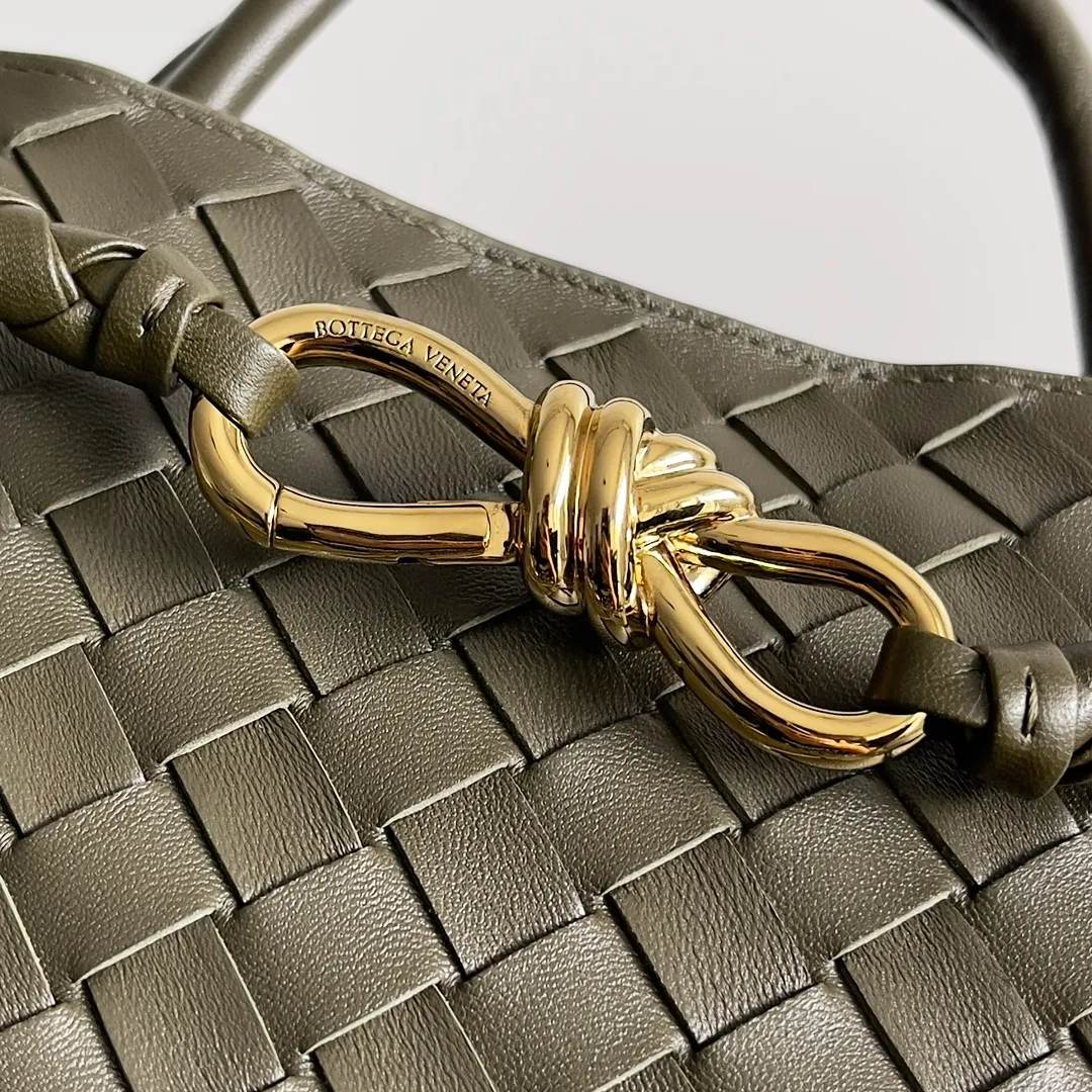 The 2023 new Andiamo batch of 2260 BV has been shipped‼ ️Really popular🔥The new Andiamo woven handbag launched by Bottega Veneta this season is really popular all over the world! ! Celebrities at home and abroad have worn it, and Oscar-winning actress Michelle Yeoh has taken it out on the street. Song Jia, Trai Yara, Yu Feihong, Sanji Ayaka, Rosie Hunting-Whiteley, Yoshioka Riho, etc. have all picked up this bag. It is classic and versatile, showing off its temperament, and the bag capacity is also large, which is very convenient for daily commuting! ! A variety of carrying methods, the shoulder straps can be adjusted by yourself, the original lambskin feels soft and delicate, and the unisex style breaks gender boundaries and brings a more practical and long-lasting use experience. Andiamo has both elegant and casual styles, which perfectly interprets "fashionable old money style". Style number: 743572 Size: 32*24*12